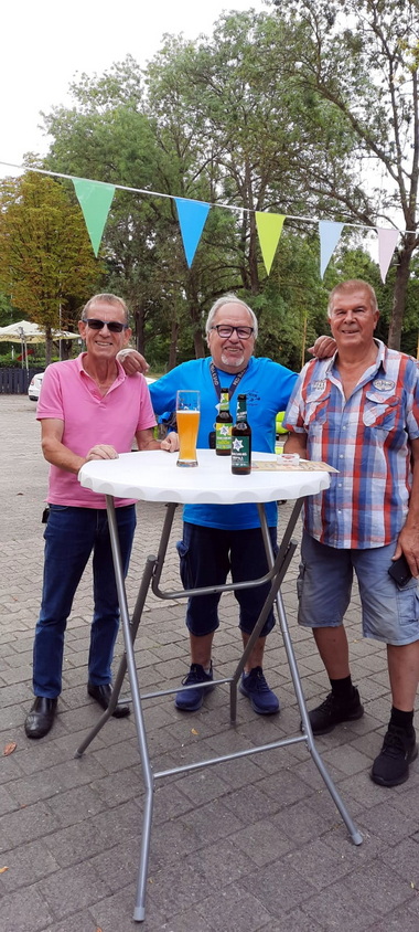 Ein Dank an den lieben Fotografen
Thanks to the lovely photographer
Merci au cher photographe Ein Dank an den lieben Fotografen
Thanks to the lovely photographer
Merci au cher photographe